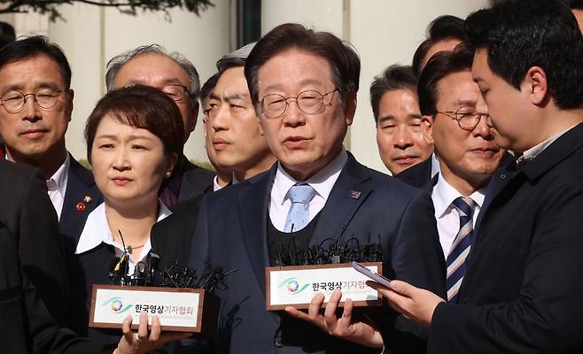 공직선거법상 허위사실공표 혐의로 기소된 이재명 더불어민주당 대표가 26일 오후 서울 서초구 서울고등법원에서 열린 항소심 선고공판에서 무죄를 선고 받은 뒤 입장을 밝히고 있다. 2025. 3. 26 사진공동취재단