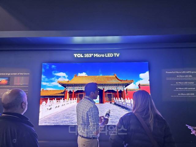미국 라스베이거스에서 열린 CES 2024에서 TCL이 공개한 163인치 미니LED TV. [전혜인 기자]