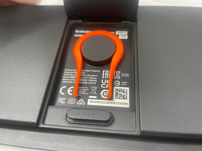 뒷면에 키캡 리무버가 들어 있다