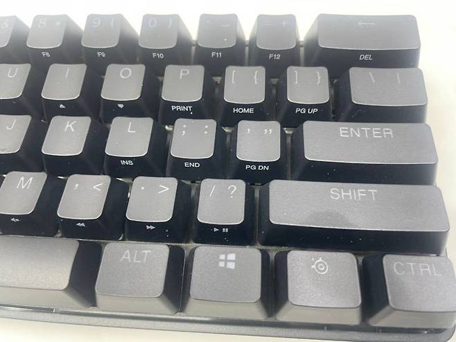 펑션키 조합으로 빠진 키도 사용할 수 있긴 하지만 불편하긴 하다