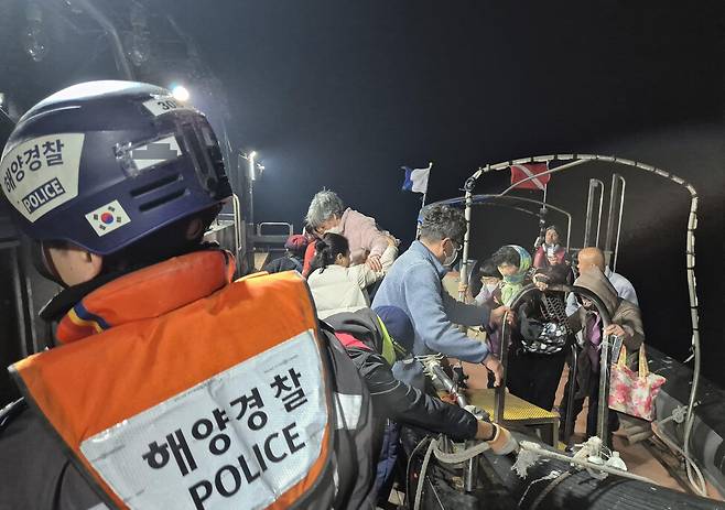 경북 울진해양경찰서는 26일 새벽 영덕 경정3리항 방파제 고립자 61명, 석리항 방파제 고립자 40명, 축산항 고립자 3명 등 모두 104명을 구조해 인근 대피시설로 이동시켰다. 울진해양경찰서 제공