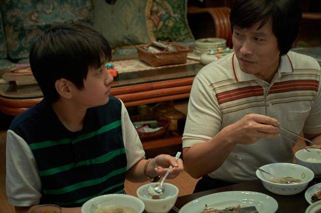 세계 최강 조훈현은 열 살 소년 이창호의 재능을 알아보고 집에 들여 바둑을 가르친다. 바이포엠스튜디오 제공