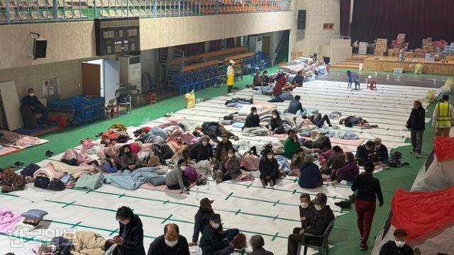 26일 경북 영양군에 위치한 영양군민회관에 전날 산불을 피해 모인 이재민들이 머물고 있다. 영양=문지수 기자