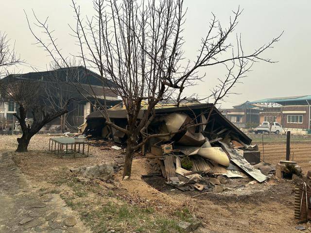 26일 경북 안동시 임하면 신덕리의 주택이 화재로 붕괴됐다. 안동=강지수 기자