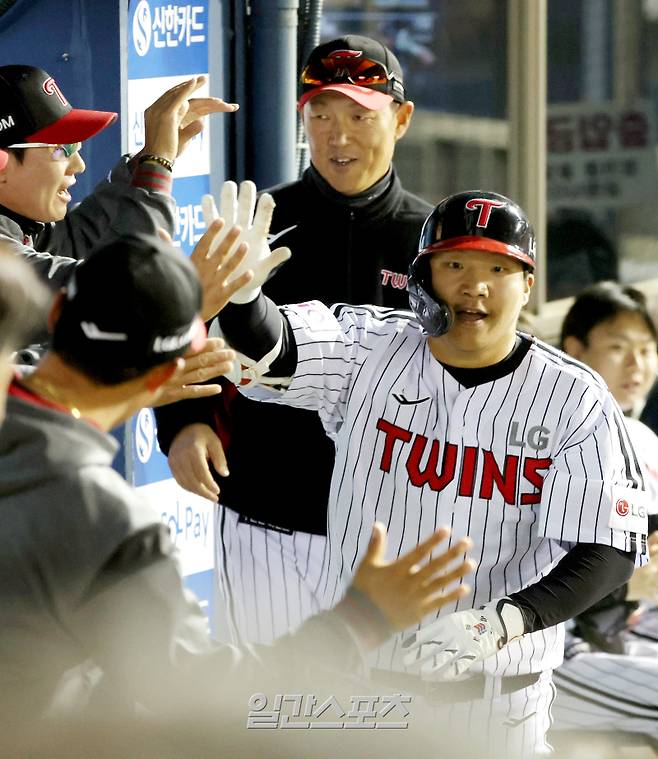 2025 KB0리그 프로야구 LG트윈스와 한화이글스의 경기가 26일 오후 서울 잠실야구장에서 열렸다. 4회말 무사 문보경이 솔로홈런을 치고 홈인해 동료들의 축하를 받고 있다. 잠실=김민규 기자 mgkim1@edaily.co.kr