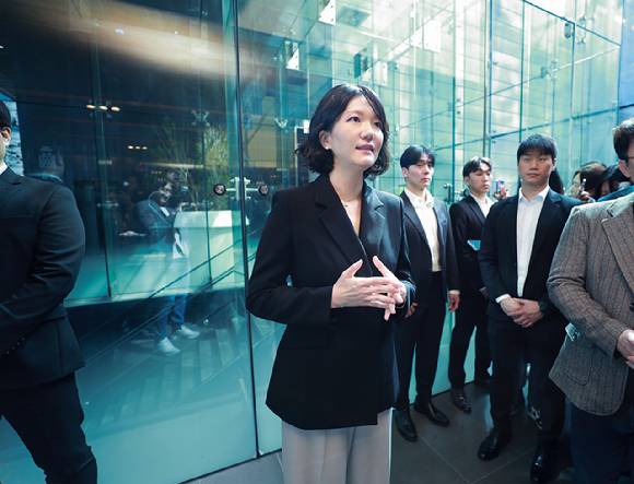 최수연 네이버 대표가 26일 경기 성남시 사옥에서 진행된 주주총회 직후 기자들과 만나 질문에 답변하고 있다. [사진=네이버]