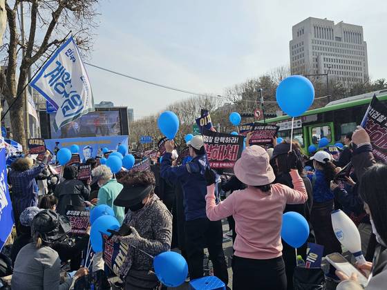 선고를 앞두고 이 대표 지지자들이 응원을 보내는 모습. 이찬규 기자