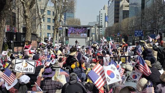 서울 서초구 서울고법 인근에서 이 대표의 구속을 촉구하는 맞불 집회가 열린 모습. 김창용 기자