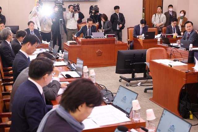 ▲ 26일 국회에서 열린 법제사법위원회 전체회의에서 정청래 위원장이 의사봉을 두드리고 있다. 연합뉴스