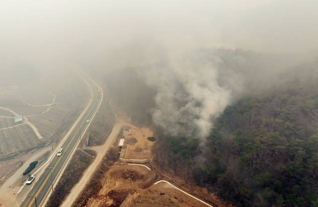 ▲ 26일 경북 안동시 임동면 갈전리 야산이 불에 타며 연기가 피어 오르고 있다. 연합뉴스
