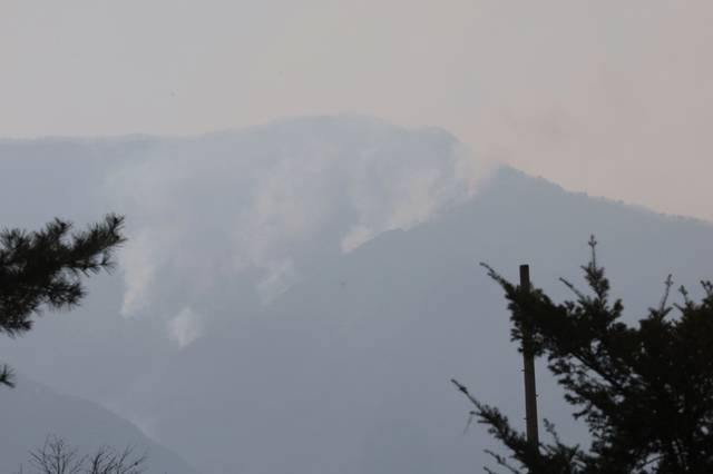 ▲ 경남 산청군 지역 산불 발생 엿새째인 26일 산청군 시천면 구곡산과 지리산국립공원 경계 지역에서 연기가 피어오르고 있다. 연합뉴스