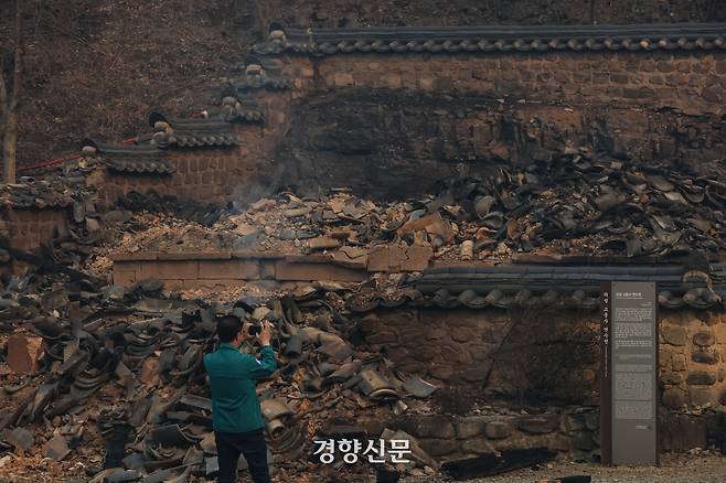 의성에서 발생한 대형산불이 닷새째 이어지고 있는 26일 경북 의성군 단촌면 등운산 자락에 있는 천년고찰 고운사 주요 건물이 화재로 소실돼 흔적만 남아 있다. 전날 오후 4시 50분께 시작된 화재로 보물인 연수전과 가운루, 연지암, 극락전, 등이 불탔다. 2025.3.36 의성 | 성동훈 기자