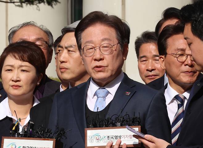 공직선거법상 허위사실공표 혐의로 기소된 이재명 더불어민주당 대표가 26일 오후 서울 서초구 서울고등법원에서 열린 항소심 선고공판에서 무죄를 선고 받은 뒤 입장을 밝히고 있다.. <2025. 3. 26 사진공동취재단>