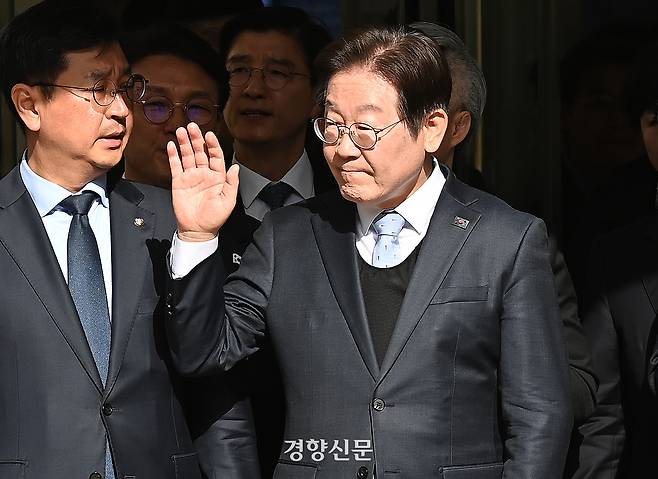 공직선거법 위반 항소심에서 무죄를 선고받은 이재명 더불어민주당 대표가 26일 오후 서울 서초구 서울고등법원에서 열린 공직선거법 위반 혐의 2심 선고 공판을 마친 뒤 고 지지자들을 향해 인사를 하고 있다. 사진공동취재단