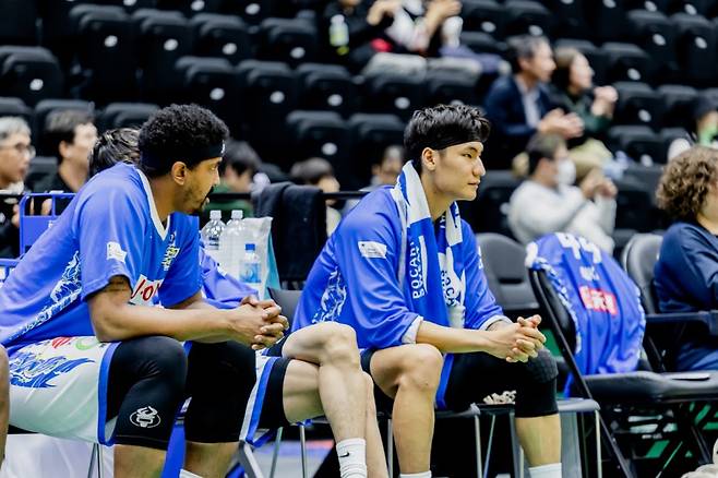 일본프로농구 B3리그 쇼난에서 아시아쿼터 선수로 뛰고 있는 정희현(오른쪽)이 경기 중 코트를 바라보고 있다. 본인 제공