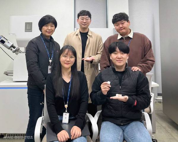 고강도 지오폴리머를 개발한 한국산업기술원 연구팀. 한국산업기술원 제공