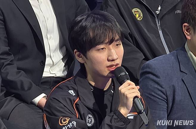 ‘피넛’ 한왕호가 26일 서울 종로구 롤파크 LCK 아레나에서 열린 ‘2025 LCK’ 개막 미디어데이에 참석해 발언하고 있다. 김영건 기자