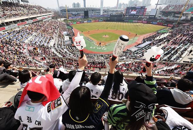 지난 9일 경기도 수원케이티위즈파크에서 열린 2025 KBO리그 프로야구 시범경기 LG 트윈스와 kt 위즈의 경기를 찾은 관중이 경기를 관람하고 있다. 연합뉴스 제공