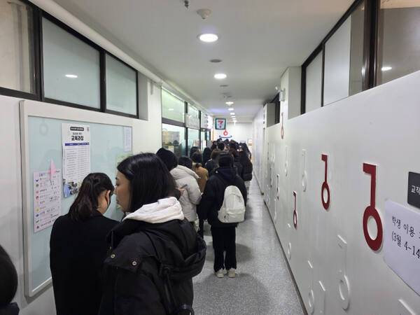 26일 오전10시50분께 인천 계양구 계산동 경인여대 봉아관 지하1층 학생식당 앞으로 학생들이 점심을 먹기 위해 줄을 서 있다. 노재영기자