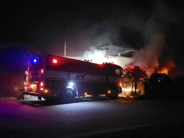 안동 남선면 신석리 마을에서 진화하고 있는 소방차. 이일화 세무전문기자