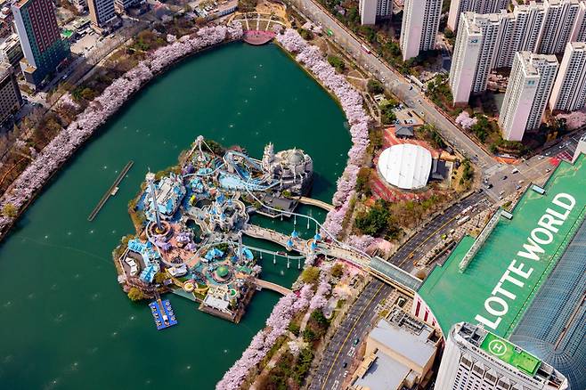 롯데월드타워 전망대 ‘서울스카이’에서 바라본 석촌호수 일대 / 사진=롯데월드