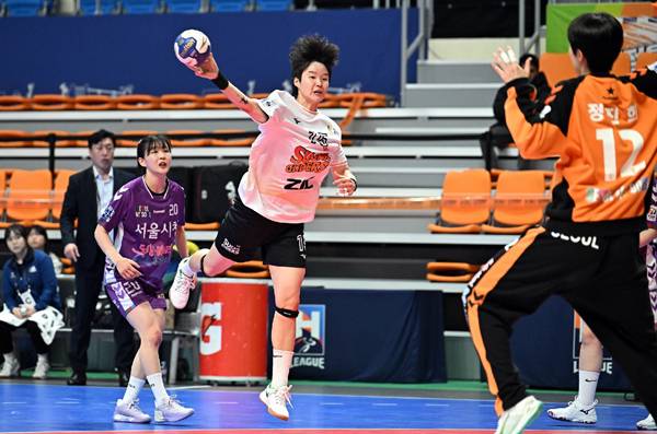 사진 SK슈가글라이더즈 최수민이 슛을 하고 있다. 사진 제공=한국핸드볼연맹