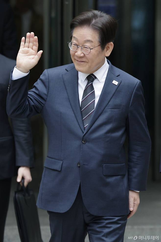 [서울=뉴시스] 최동준 기자 = 이재명 더불어민주당 대표가 25일 서울 서초구 서울중앙지방법원에서 열린 대장동 배임 및 성남FC 뇌물 의혹 오전 공판을 마친 뒤 법원을 나서며 지지자들에게 인사하고 있다. 2025.03.25. photocdj@newsis.com /사진=최동준