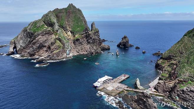 [독도=뉴시스] 김선웅 기자 = 15일, 동해 상공에서 바라본 독도 동도 선착장의 모습. 2024.07.15. mangusta@newsis.com /사진=김선웅