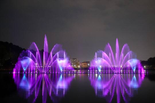 경기 이천시 설봉공원에 설치된 음악분수. 이천시청 제공