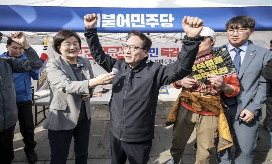 이재명 2심 무죄 선고 확인한 뒤 만세하는 민주당 지지자들 박선원 더불어민주당 의원과 모경종 의원을 비롯한 이재명 대표 지지자들이 26일 서울 종로구 광화문 고궁박물관 앞 더불어민주당 천막당사에서 이재명 더불어민주당 대표의 공직선거법 위반 2심 선고 무죄를 확인하자 만세를 부르고 있다. 뉴시스