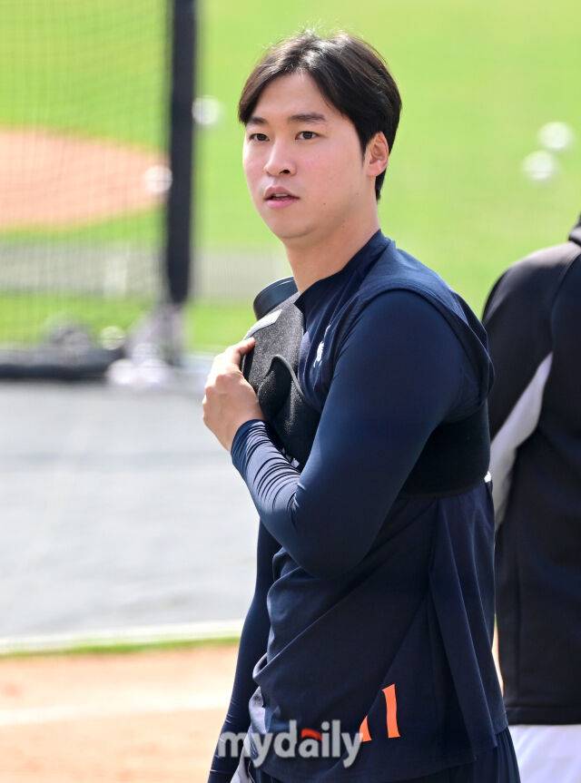 2025년 3월 22일 오후 경기도 수원KT위즈파크에서 '2025 신한 SOL뱅크 KBO 리그' 한화 이글스와 KT 위즈의 경기. 한화 엄상백이 KT 친정팀 동료들과 인사하기 위해 그라운드로 나서고 있다./마이데일리