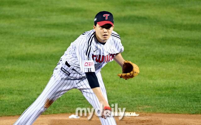 LG 임찬규가 17일 오후 서울 잠실야구장에서 진행된 '2024 프로야구 KBO리그 포스트시즌' 플레이오프 3차전 LG트윈스와 삼성라이온즈의 경기에 선발등판해 역투하고 있다./마이데일리