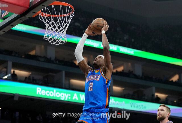 SGA가 26일 새크라멘토와 경기에서 덩크를 터뜨리고 있다. /게티이미지코리아