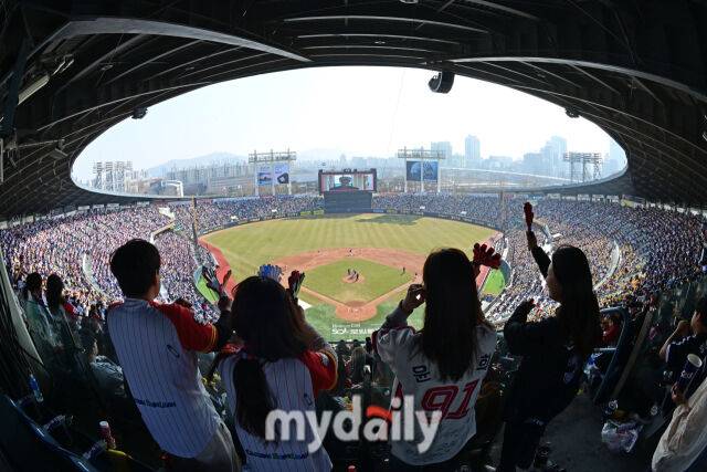 22일 서울 잠실야구장에서 열린 '2025 신한 SOL BANK KBO리그' 롯데 자이언츠와 LG 트윈스 개막전 경기. 열띤 응원을 펼치는 팬./마이데일리