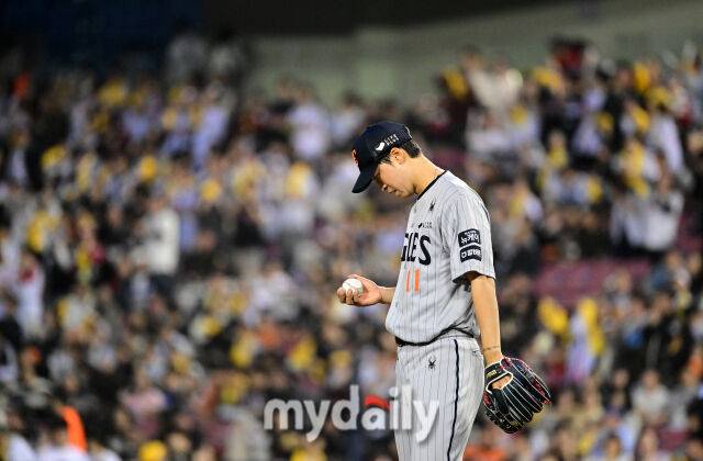 2025년 3월 26일 오후 서울잠실구장에서 진행된 '2025 신한 SOL뱅크 KBO 리그' 한화 이글스와 LG 트윈스의 경기. 한화 선발투수 엄상백이 5회말 2사 2루서 교체되며 아쉬워하고 있다./잠실 = 유진형 기자