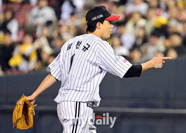 2025년 3월 26일 오후 서울잠실구장에서 진행된 '2025 신한 SOL뱅크 KBO 리그' 한화 이글스와 LG 트윈스의 경기. LG 선발투수 임찬규가 5회까지 무실점 투구를 한 뒤 더그아웃을 보며 기뻐하고 있다./잠실 = 유진형 기자