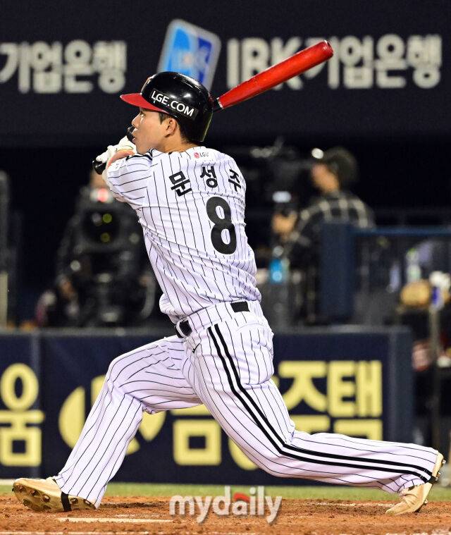 2025년 3월 26일 오후 서울잠실구장에서 진행된 '2025 신한 SOL뱅크 KBO 리그' 한화 이글스와 LG 트윈스의 경기. LG 문성주가 3회말 1사 3루서 좌익수 희생플라이로 선취타점을 올리고 있다./잠실 = 유진형 기자