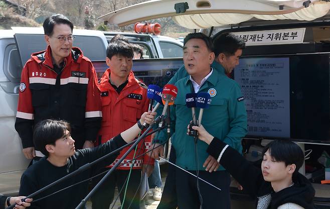 울산 울주군 온양읍 산불 나흘째인 25일 김두겸 울산시장이 산림재난 지휘본부에서 산불현황 브리핑을 하고 있다. [뉴시스]