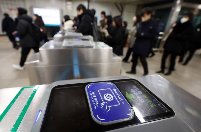 짠테크족 사이에선 ‘네이버페이-K패스’가 추가로 포인트를 더 받을 수 있다는 꿀팁이 알려지면서 입소문을 타고 있다. [뉴시스]