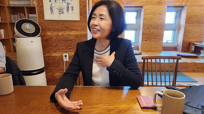 지난 24일 서울 영등포구에 위치한 영등포50플러스센터에서 신미화 이바라키 그리스도교대 경영대 교수가 ‘일본 시니어의 삶을 통해 본 행복한 노후’를 주제로 기자와 이야기를 나누고 있다. [정호원 기자]