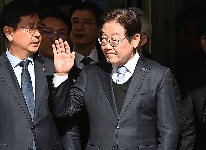 더불어민주당 이재명 대표가 26일 서울중앙지법에서 열린 공직선거법 위반 사건 항소심에서 무죄를 선고받은 뒤 지지자들을 향해 인사하고 있다. [연합]