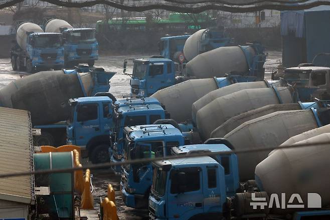 [서울=뉴시스] 김금보 기자 = 건설경기 침체로 인해 올해 시멘트 내수 출하량이 4000만톤(t)에 그칠 것으로 전망되고 있다. 시멘트 내수 출하량이 4000만t까지 떨어지면 1990년 3390만t 이후 역대 두 번째로 낮은 출하량을 기록하게 된다. 사진은 14일 시멘트를 사용하는 서울시내 한 레미콘 공장. 2025.01.14. kgb@newsis.com