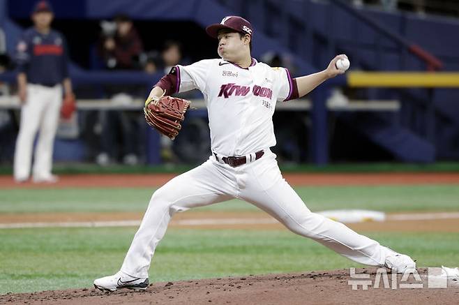 [서울=뉴시스] 최동준 기자 = 지난 18일 서울 구로구 고척스카이돔에서 열린 2025 KBO리그 시범경기 롯데 자이언츠와 키움 히어로즈의 경기, 4회초 키움 선발 정현우가 역투하고 있다. 2025.03.18. photocdj@newsis.com