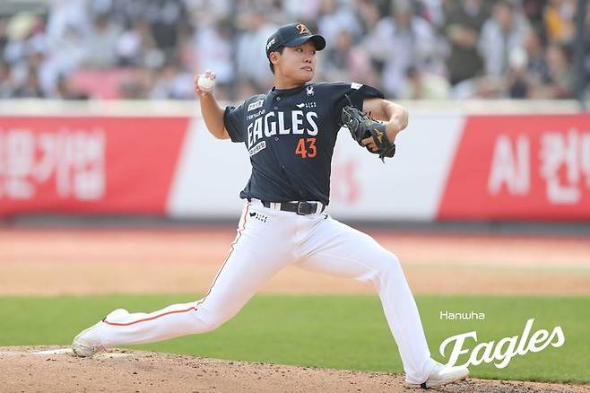 [서울=뉴시스] 프로야구 한화 이글스의 정우주가 지난 23일 수원KT위즈파크에서 열린 2025 신한 쏠뱅크 KBO리그 KT 위즈와의 경기에 불펜으로 등판해 투구를 선보이고 있다. (사진 = 한화 이글스) 2025.03.23. *재판매 및 DB 금지