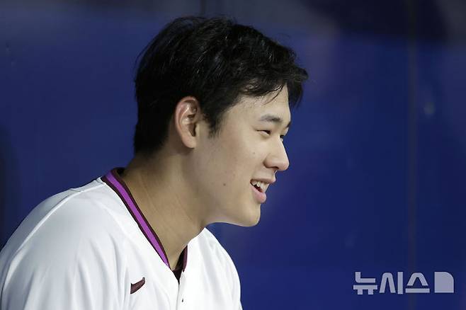 [서울=뉴시스] 최동준 기자 = 지난 18일 서울 구로구 고척스카이돔에서 열린 2025 KBO리그 시범경기 롯데 자이언츠와 키움 히어로즈의 경기, 키움 선발 정현우가 3이닝까지 비자책 1실점으로 막아낸 뒤 덕아웃에서 미소 짓고 있다. 2025.03.18. photocdj@newsis.com