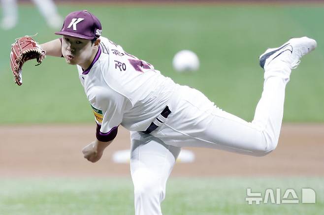 [서울=뉴시스] 최동준 기자 = 지난 18일 서울 구로구 고척스카이돔에서 열린 2025 KBO리그 시범경기 롯데 자이언츠와 키움 히어로즈의 경기, 키움 선발 정현우가 역투하고 있다. 2025.03.18. photocdj@newsis.com