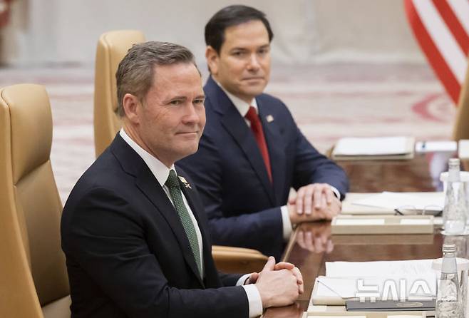 [제다=AP/뉴시스] 마이크 왈츠(앞) 백악관 국가안보보좌관과 마코 루비오 미국 국무장관이 지난 11일(현지 시간) 사우디아라비아 제다에서 우크라이나 고위 당국자들과 회담하고 있다. 2025.03.26.