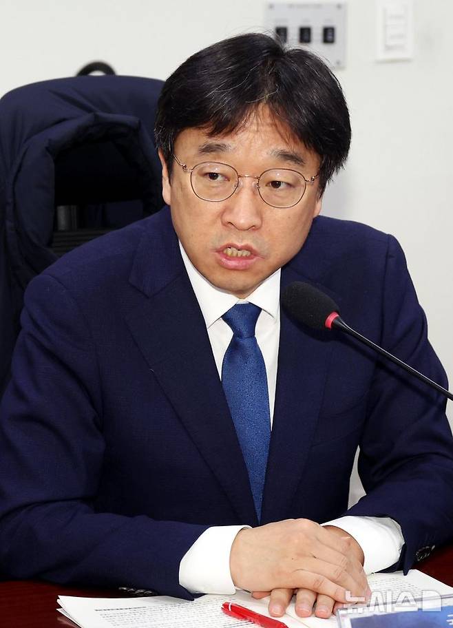 [서울=뉴시스] 조성봉 기자 = 이용우 더불어민주당 의원이 7일 오후 서울 여의도 국회 의원회관 간담회의실에서 열린 우정직공무원 노동3권 보장 촉구 국회토론회에서 발언을 하고 있다. 2025.02.07. suncho21@newsis.com