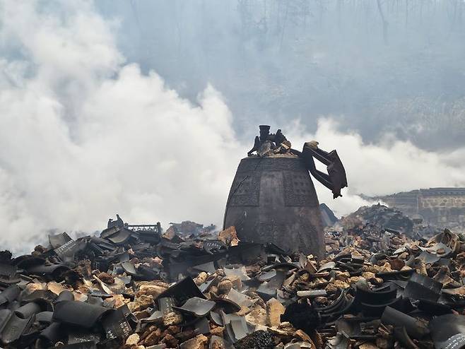 [의성=뉴시스] 의성산불로 소실된 고운사 종각. 2025.03.26. (사진=독자 제공) photo@newsis.com *재판매 및 DB 금지