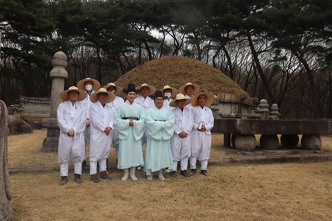 [서울=뉴시스] 작년 청완 예초의 행사에 참여한 김영민 배우 (사진=국가유산청제공) 2025.03.26. photo@newsis.com *재판매 및 DB 금지